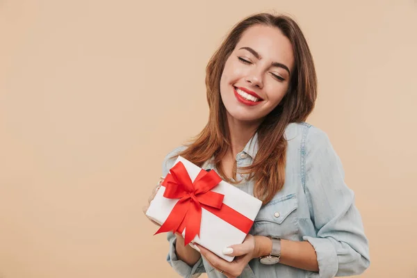 Portrait Satisfied Young Girl Holding Present Box Isolated Beige Background — Stock Photo, Image