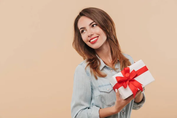 Retrato Una Joven Feliz Sosteniendo Caja Presente Mirando Espacio Copia — Foto de Stock