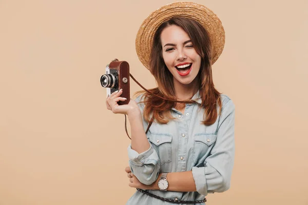Portrét Šťastné Mladé Dívky Drží Fotoaparát Mrkl Izolované Béžové Pozadí — Stock fotografie