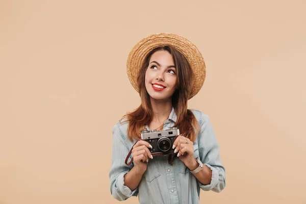 Retrato Una Joven Sonriente Sosteniendo Una Cámara Fotográfica Mirando Espacio —  Fotos de Stock