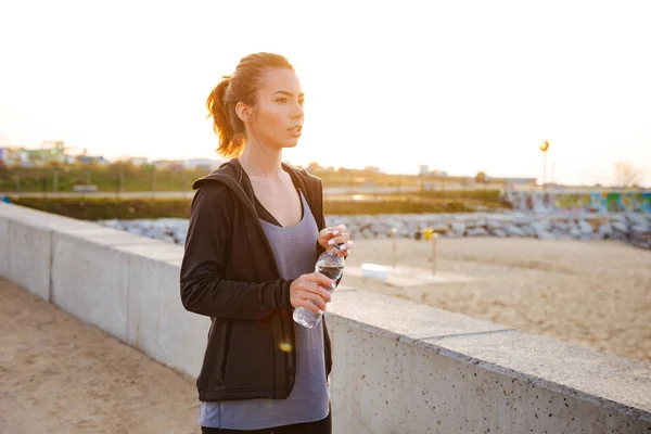 Imagen Atractiva Joven Deportista Bebiendo Agua Aire Libre Calle — Foto de Stock