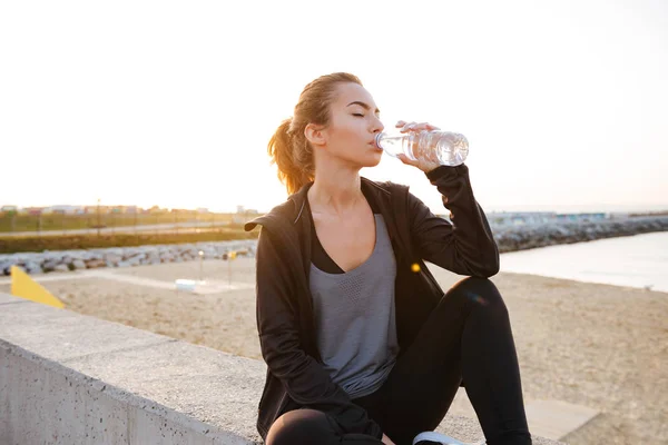 Foto Van Aantrekkelijke Mooie Jonge Sport Vrouw Drinkwater Buiten Straat — Stockfoto