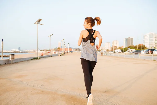 Foto Vista Posterior Increíble Joven Mujer Los Deportes Corriendo Aire — Foto de Stock