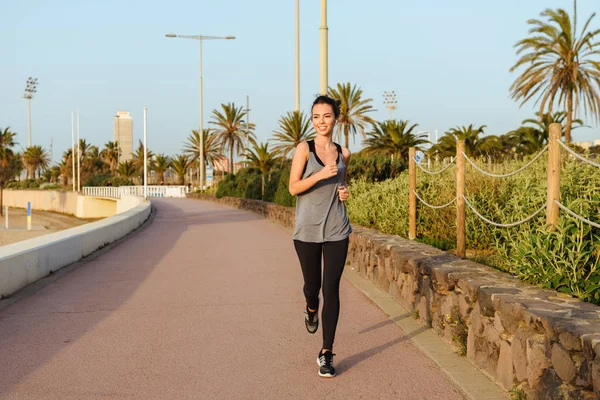 Foto Una Joven Deportista Fuerte Corriendo Aire Libre Calle — Foto de Stock