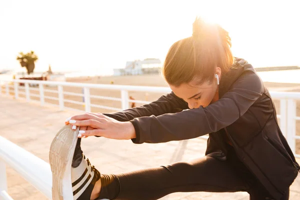 Bilden Ung Sport Kvinna Göra Stretchingövningar Utomhus Den Gatan Musiken — Stockfoto