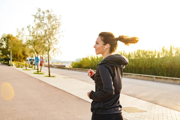 Foto Vista Posterior Increíble Joven Mujer Los Deportes Corriendo Aire — Foto de Stock