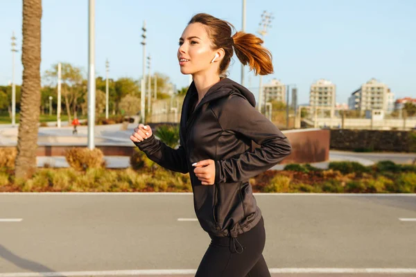 Foto Una Joven Deportista Fuerte Corriendo Aire Libre Calle — Foto de Stock