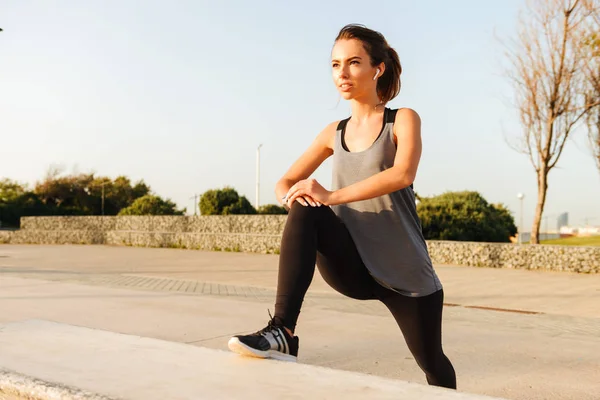 Imagen Una Joven Deportista Haciendo Ejercicios Estiramiento Aire Libre Calle — Foto de Stock