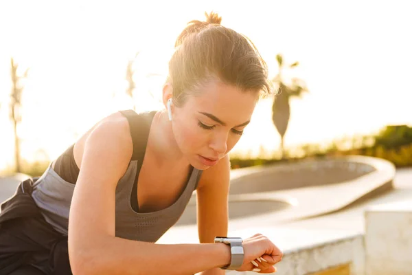 Imagen Una Joven Deportista Sentada Aire Libre Escuchando Música Con — Foto de Stock