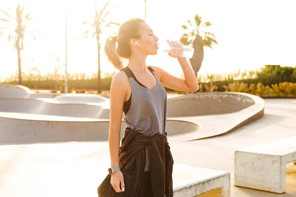 Foto Una Joven Deportista Sentada Aire Libre Escuchando Música Con — Foto de Stock