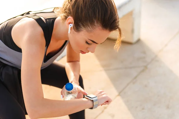 Foto Van Jonge Sport Vrouw Zitten Buiten Luisteren Muziek Met — Stockfoto