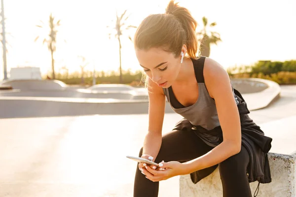 Bilden Happy Sport Dam Utomhus Musik Med Hörlurar Med Mobiltelefon — Stockfoto