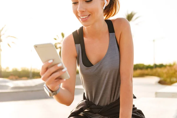 Bijgesneden Afbeelding Van Happy Sport Dame Buiten Muziek Luisteren Met — Stockfoto