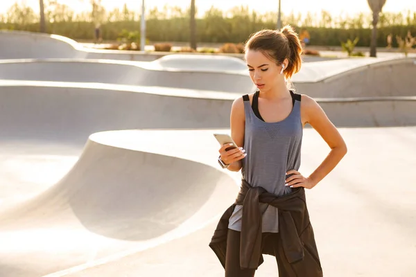 Immagine Donna Sportiva All Aperto Ascoltare Musica Con Auricolari Utilizzando — Foto Stock