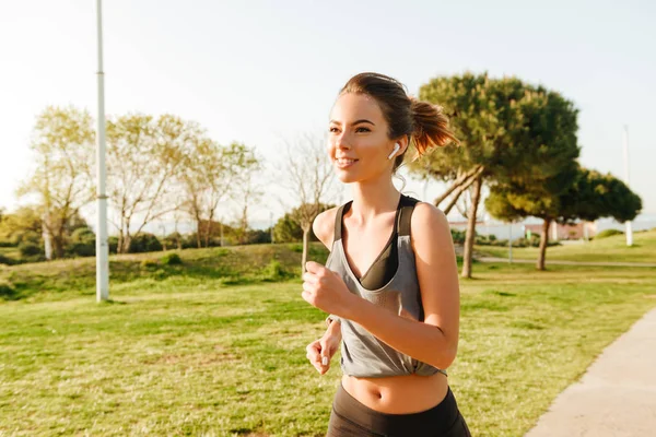 Foto Una Hermosa Joven Deportista Corriendo Aire Libre Sobre Hierba — Foto de Stock