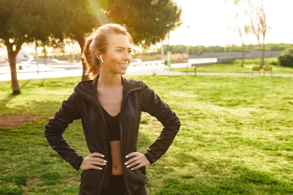 Foto Una Hermosa Joven Deportista Aire Libre Parque Escuchando Música — Foto de Stock