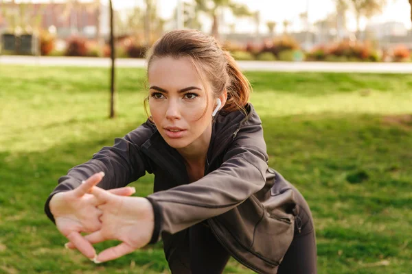 Imagen Una Joven Deportista Haciendo Ejercicios Estiramiento Aire Libre Parque —  Fotos de Stock