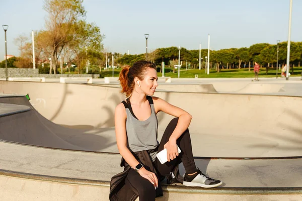 Foto Van Jonge Sport Vrouw Zitten Buiten Park Houden Van — Stockfoto