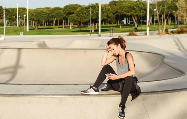 Image Young Tired Sports Lady Sitting Outdoors Park Using Mobile — Stock Photo, Image