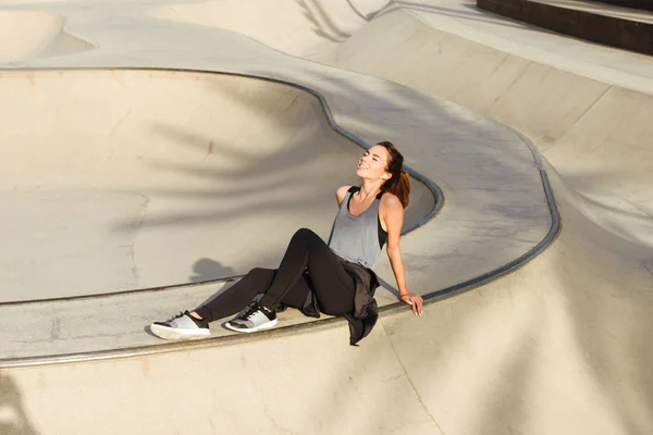 Immagine Giovane Donna Sportiva Seduta All Aperto Nel Parco Ascoltare — Foto Stock