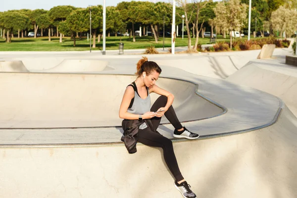 Foto Van Jonge Sport Dame Zitten Buiten Park Met Behulp — Stockfoto