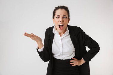 Beyaz duvar artalan üzerinde izole genç iş kadını azarlama görüntü.