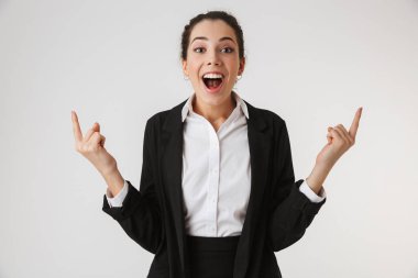 Beyaz arka plan üzerinde izole her iki yönde işaret eden bir heyecanlı genç iş kadını portresi