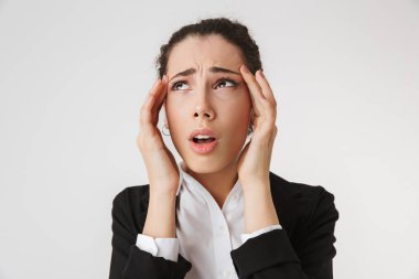 Üzgün memnun genç iş kadını beyaz duvar artalan üzerinde izole baş ağrısı ile görüntü.