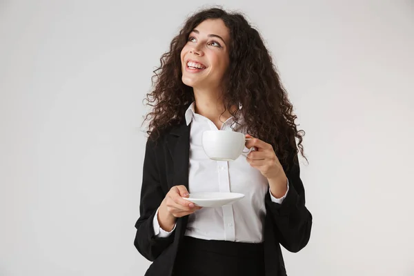 Retrato Una Joven Empresaria Sonriente Tomando Una Taza Aislada Sobre —  Fotos de Stock