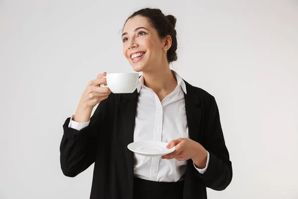 一个微笑的年轻女商人的肖像饮茶从一杯孤立的白色背景 — 图库照片