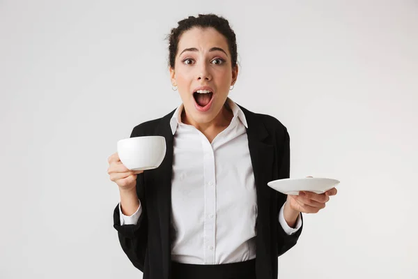 Retrato Una Joven Empresaria Sorprendida Sosteniendo Una Taza Gritando Aislada —  Fotos de Stock