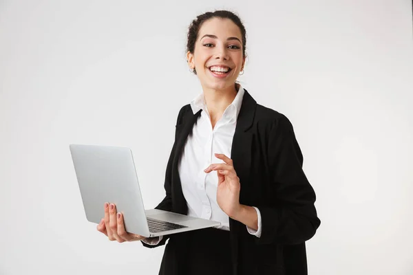白い壁バック グラウンドを分離されたラップトップ コンピューターを使用して若いビジネス女性の笑顔画像 — ストック写真