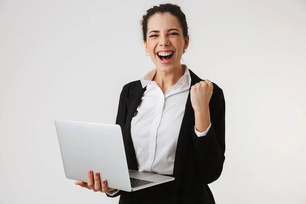 Retrato Una Joven Empresaria Emocionada Sosteniendo Computadora Portátil Celebrando Éxito —  Fotos de Stock