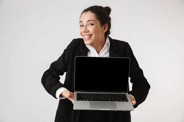 Photo Happy Young Business Woman Showing Display Laptop Computer Isolated — Stock Photo, Image