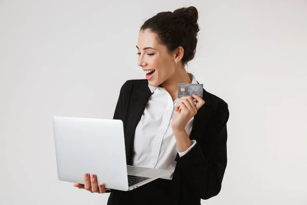 Bild Der Lächelnden Jungen Geschäftsfrau Mit Laptop Computer Isoliert Über — Stockfoto