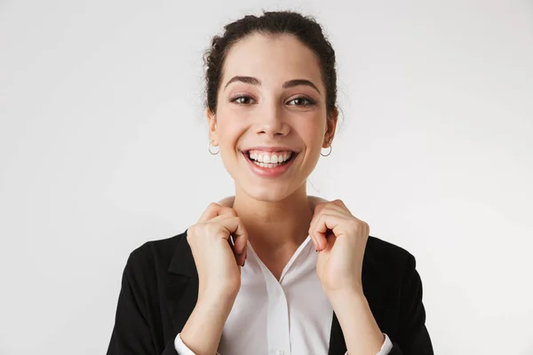 若いビジネス女性の画像白い壁バック グラウンドを分離したシャツのボタン — ストック写真