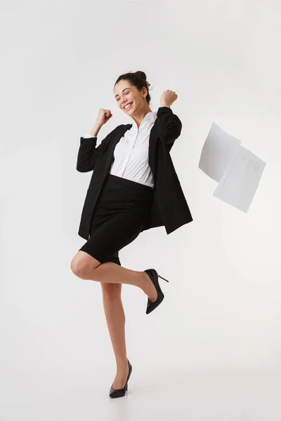 Retrato Larga Duración Una Joven Empresaria Emocionada Celebrando Éxito Aislada — Foto de Stock