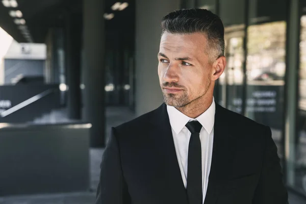 Retrato Joven Hombre Negocios Guapo Vestido Traje Parado Fuera Edificio —  Fotos de Stock