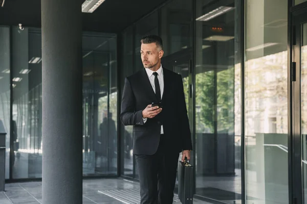 Retrato Belo Jovem Empresário Vestido Terno Andando Fora Edifício Vidro — Fotografia de Stock