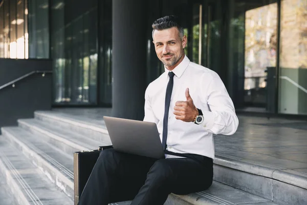 Retrato Joven Empresario Confiado Vestido Con Ropa Formal Sentado Fuera — Foto de Stock