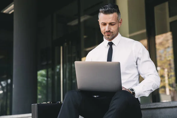 Retrato Joven Empresario Confiado Vestido Con Ropa Formal Sentado Fuera — Foto de Stock