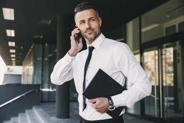 Ritratto Giovane Uomo Affari Successo Vestito Con Abiti Formali Piedi — Foto Stock