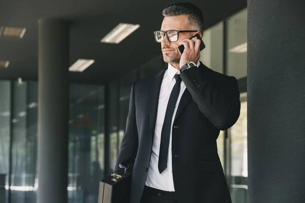 Retrato Joven Hombre Negocios Guapo Vestido Traje Con Maletín Parado — Foto de Stock