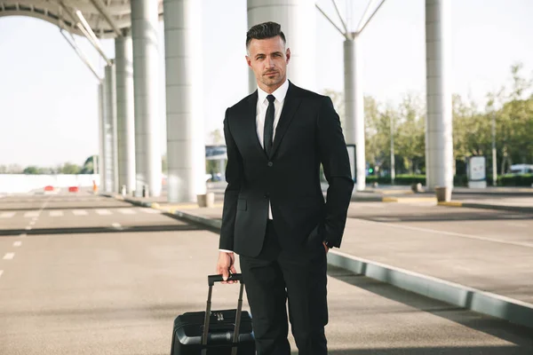 Stilig Affärsman Klädd Kostym Med Resväska Utanför Flygplatsterminalen — Stockfoto