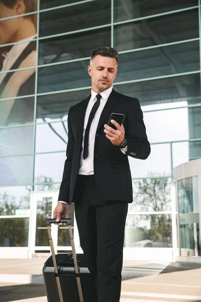 Stilig Affärsman Klädd Kostym Promenader Med Resväska Utanför Flygplatsterminalen Och — Stockfoto