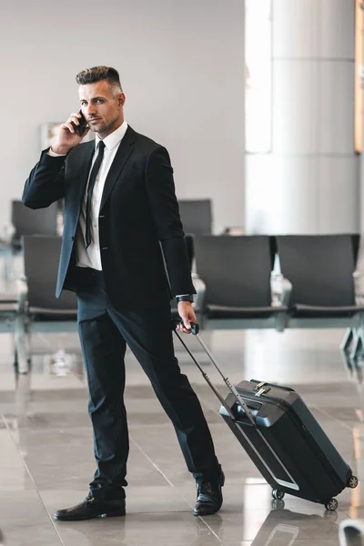 Красивий Зрілий Бізнесмен Розмовляє Мобільному Телефону Під Час Прогулянки Аеропорту — стокове фото