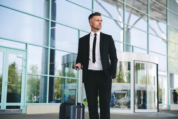 Seriös Mogen Affärsman Står Utanför Flygplatsen Med Resväska — Stockfoto