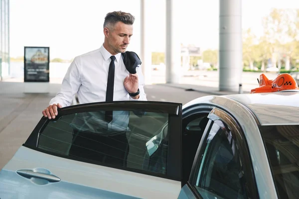 Homme Affaires Mature Qui Réussit Prendre Taxi Extérieur Aéroport — Photo