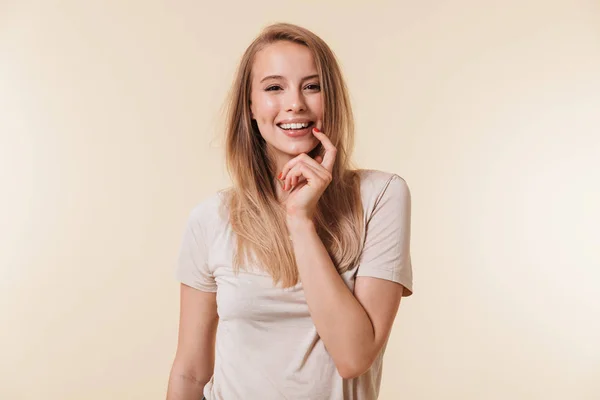 Foto Elegantní Ženy 20S Evropskými Vystoupení Základní Tričko Usmívá Kameru — Stock fotografie