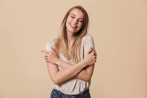 Retrato Uma Menina Casual Rindo Com Olhos Fechados Isolado Sobre — Fotografia de Stock